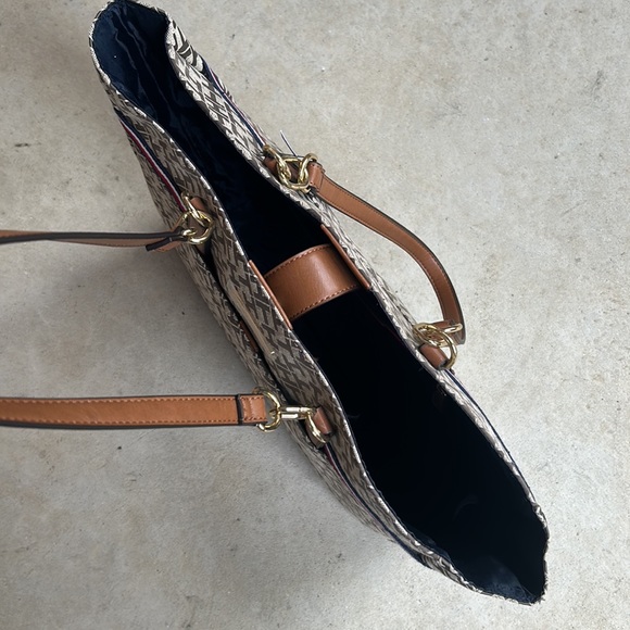 Tommy Hilfiger Signature Jacquard Textile Khaki Tan/Chestnut Combo XL Tote - Picture 4 of 9